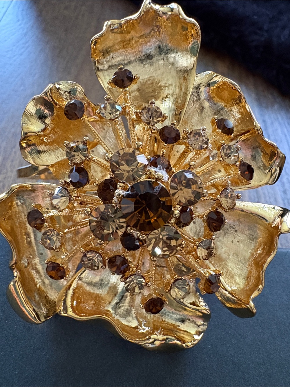 Bangle with rose shape and Crystals
